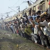 [Photo] Những chuyến tàu hỏa "phình to" khác thường ở Ấn Độ 