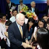 Thượng nghị sỹ John McCain nói chuyện với sinh viên Trường đại học Khoa học Xã hội và Nhân văn Thành phố Hồ Chí Minh. (Ảnh: Thanh Vũ/TTXVN)