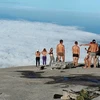 Nhóm 10 người đã thoát y trên đỉnh Kinabalu ngày 30/5. (Nguồn: themalaymailonline.com)
