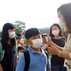 Kiểm tra thân nhiệt của các học sinh tiểu học ở thủ đô Seoul nhằm ngăn chặn lây nhiễm MERS. (Nguồn: THX/TTXVN)