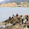 Người di cư tại bờ biển Ventimiglia, Italy ngày 14/6. (Nguồn: AFP/TTXVN)