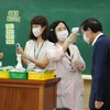 Kiểm tra thân nhiệt cho người dân để phòng tránh lây nhiễm MERS ở thủ đô Seoul ngày 17/6. (Nguồn: THX/TTXVN)