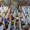 Các tín đồ Hồi giáo Indonesia cầu nguyện tại Nhà thờ Hồi giáo Istiqlal ở thủ đô Jakarta trong tháng lễ Ramadan.(Nguồn: THX/TTXVN)
