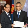 Đại sứ Trung Quốc tại ASEAN Từ Bộ trình thư ủy nhiệm lên Tổng Thư ký ASEAN Lê Lương Minh. (Nguồn: chinanews.com)