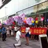 [Photo] Dân mạng ngơ ngẩn vì màn cầu hôn của đại gia 6X với cô gái trẻ