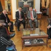 Đại sứ Nguyễn Đình Thao trao đổi với Thống đốc Mendoza Francisco Perez. (Nguồn: Telam)