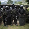 Cảnh sát và binh sỹ Colombia làm nhiệm vụ tại làng El Mango thuộc thành phố Argelia ngày 27/6. (Nguồn: AFP/TTXVN) 