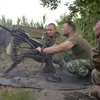Binh sỹ Ukraine sử dụng súng phóng lựu tự động trong cuộc xung đột với lực lượng ly khai miền Đông ở gần Avdeevka, vùng Donetsk ngày 18/6. (Nguồn: AFP/TTXVN) 