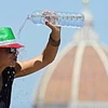 Một khách du lịch đang làm mát mình dưới trời nóng 40 độ ở Florence, miền Trung Italy. (Nguồn: La Repubblica)