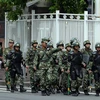 Cảnh sát bán quân sự Trung Quốc tuần tra tại Urumqi, Duy Ngô Nhĩ. (Nguồn: AFP/TTXVN)