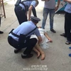 Cô gái được cảnh sát đưa đi bệnh viện. (Nguồn: QQ)