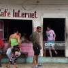 Người di cư Cuba bên ngoài một quán càphê. (Nguồn: AFP/Getty Images)