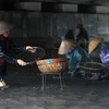 [Photo] Hàng trăm người dân Quảng Ninh đổ xô ra suối mò than