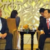 Bộ trưởng Quốc phòng Nhật Bản Nakatani Gen (trái) và người đồng cấp Hàn Quốc Han Min-koo trong một cuộc gặp tại Singapore. (Nguồn: Kyodo)