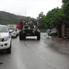 Xe thiết giáp đưa dân khỏi vùng ngập lụt tại Uông Bí, Quảng Binh. (Ảnh: Nguyễn Hoàng/TTXVN)