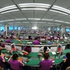Công nhân Trung Quốc làm việc tại nhà máy sản xuất điện tử ở Bozhou, tỉnh An Huy, miền Đông Trung Quốc. (Nguồn: AFP/TTXVN)