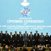 Bộ trưởng Ngoại giao Việt Nam Phạm Bình Minh (thứ 5, phải) chụp ảnh chung cùng Ngoại trưởng các nước ASEAN tại lễ khai mạc Hội nghị. (Nguồn: AFP/TTXVN)