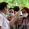 Kiểm tra thân nhiệt cho người dân Hàn Quốc để phòng tránh lây nhiễm MERS tại Trung tâm Y tế Samsung ở Seoul ngày 20/7. (Nguồn: AFP/TTXVN)