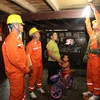 Công nhân Công ty Điện lực Lai Châu lắp đặt thiết bị điện cho bà con dân tộc Thái ở huyện Nậm Nhùn. (Ảnh: Ngọc Hà/TTXVN)