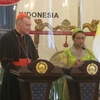 Bộ trưởng Ngoại giao Indonesia Retno Marsudi (phải) và Quốc vụ khanh Tòa thánh Vatican, Đức Hồng y Pietro Parolin. (Nguồn: internasional.metrotvnews.com)