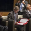Đặc phái viên Liên hợp quốc về tình hình Libya Bernardino Leon (giữa) ký tắt vào thỏa thuận hòa bình mới tại Rabat ngày 11/7. (Nguồn: AFP/ TTXVN)
