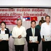 Đại sứ Nguyễn Mạnh Hùng chụp ảnh lưu niệm với 5 học sinh giỏi của lớp học. (Ảnh: Phạm Kiên/TTXVN) 