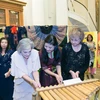 Bạn bè quốc tế và bạn bè Hoa Kỳ rất ấn tượng với các nhạc cụ truyền thống của Việt Nam trưng bày tại Đêm văn hóa 'Sắc màu Việt Nam.' (Ảnh: Lê Dương/Vietnam+)