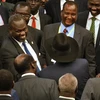 Thủ lĩnh phe đối lập Riek Machar (trái) và Tổng thống Nam Sudan Salva Kiir tại cuộc đàm phán ở Addis Ababa, Ethiopia ngày 17/8. (Nguồn: AFP/TTXVN)