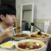 Cậu bé 14 tuổi kiếm cả nghìn USD mỗi tối nhờ trào lưu "ăn trực tuyến"