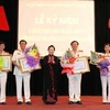 Phó Chủ tịch nước Nguyễn Thị Doan trao tặng Huân chương Lao động Hạng Nhất, Nhì cho các vị lãnh đạo của Viện Kiểm sát Nhân dân Tối cao. (Ảnh: Thống Nhất/TTXVN)