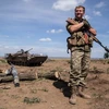 Binh sỹ Ukraine gác tại chốt quân sự gần làng Troitske, vùng Lugansk ngày 20/8. (Nguồn: AFP/TTXVN)