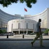 uang cảnh bên ngoài Ngân hàng Trung ương Trung Quốc ở thủ đô Bắc Kinh ngày 12/8. (Nguồn: AFP/TTXVN)
