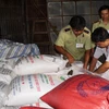 Lực lượng quản lý thị trường kiểm tra số đường cát trắng nhập lậu tại kho hàng ở Tây Ninh. (Ảnh: Thanh Tân/TTXVN)