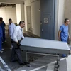 Chuyển thi thể các nạn nhân trên chiếc xe chở người di cư tới nhà xác Bệnh viện Y ở Vienna ngày 28/8. (Nguồn: AFP/ TTXVN)