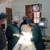 Một ca mổ cấp cứu cho bệnh nhân viêm ruột thừa ở Bệnh viện đa khoa Bạch Long Vỹ. (Ảnh: Nguyễn Đức Quân/TTXVN) 