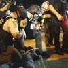 Cảnh sát Mỹ khống chế người biểu tình quá khích. (Nguồn: THX/TTXVN)