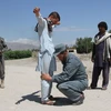 Cảnh sát Afghanistan kiểm tra an ninh tại một chốt kiểm soát ở Nangarhar, miền Đông Afghanistan. (Nguồn: THX/TTXVN)