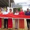 Phó Chủ tịch nước Nguyễn Thị Doan cắt băng khánh thành nhà ở nội trú Trường Trung học cơ sở Thuần Mang. (Ảnh: Nguyễn Trình/TTXVN)