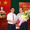 Bí thư Tỉnh ủy, Chủ tịch Ủy ban Nhân dân tỉnh Lê Viết Chữ tặng hoa chúc mừng ông Nguyễn Thanh Quang. (Nguồn: quangngai.gov.vn)