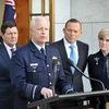 Thủ tướng Tony Abbott (thứ hai, phải), Ngoại trưởng Australia Julie Bishop (phải) và Bộ trưởng Quốc phòng Kevin Andrews (thứ hai, trái) tại cuộc họp báo ở Canberra ngày 9/9. (Nguồn: AFP/TTXVN)