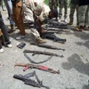 Binh sỹ Nigeria trưng bày số vũ khí thu giữ của Boko Haram trong một chiến dịch truy quét ở thị trấn Dikwa, bang Đông Bắc Borno ngày 26/7. (Nguồn: AFP/TTXVN) 
