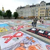 Những chiếc chăn do người nhiễm HIV làm trưng bày tại Quảng trường Thánh Sophia ở Ukraine. (Nguồn: AFP/TTXVN)