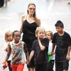 Đại gia đình của Angelina Jolie thì thoải mái hơn với nhiều phong cách, phù hợp với sở thích của từng đứa trẻ.