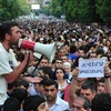 Dòng người biểu tình phản đối tăng giá điện tuần hành tại Yerevan ngày 24/6. (Nguồn: AFP/ TTXVN)