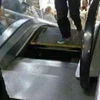 Người phụ nữ thoát chết trong gang tấc khi bậc thang cuốn sập xuống