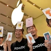 Niềm vui của các khách hàng sau khi mua được điện thoại iPhone 6S tại Tokyo, Nhật Bản ngày 25/9. (Nguồn: AFP/TTXVN)