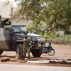 Lực lượng cảnh vệ của Tổng thống gác tại khu vực khách sạn Laico ở Ouagadougou ngày 20/9. (Nguồn: Reuter/TTXVN)