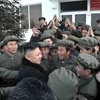 Nhà lãnh đạo Triều Tiên Kim Jong-Un (giữa) vui mừng sau khi vệ tinh Unha-3 được phóng thành công vào quỹ đạo tháng 12/2012. (Nguồn: Reuters/TTXVN)