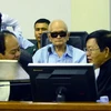 Cựu thủ lĩnh Khmer Đỏ Nuon Chea (giữa) tại Tòa án xét xử tội ác Khmer Đỏ Phnom Penh ngày 17/10/2014. (Nguồn: AFP/TTXVN)