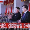 Nhà lãnh đạo Triều Tiên Kim Jong-Un (trái, hàng trên) và Ủy viên thường vụ Bộ Chính trị Đảng Cộng sản Trung Quốc Lưu Vân Sơn (thứ hai, phải) dự lễ kỷ niệm. (Nguồn: Reuters/ TTXVN)